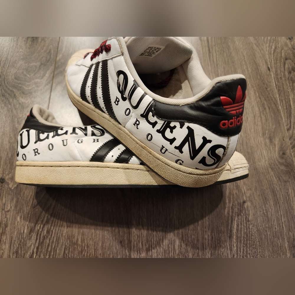 Adidas Superstar Limited Edition with Queens Borough Art No. 078777 - Picture 4 of 7